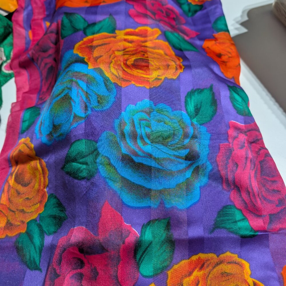 10 Scarfs, 4 Bandana's, 2 Shawls - Picture 11 of 16
